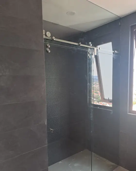 Cancel de baño corredizo de cristal templado con riel de acero inoxidable