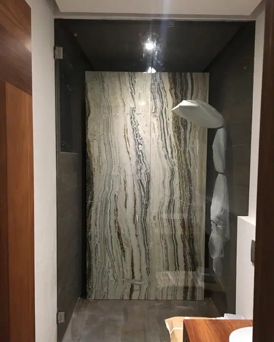 Cancel de baño de cristal templado con muro de ónix