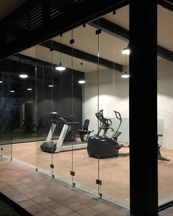Gimnasio cerrado con muros de cristal templado