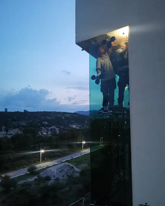 Equipo instalando un ventanal de cristal templado