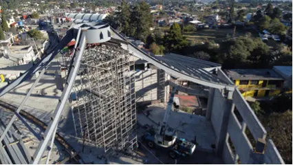 Estructura metálica en construcción con andamios, obra de C2