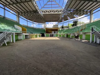 Techumbre metálica terminada de una plaza de toros, obra de C2