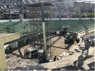 Montaje de techumbre metálica en una plaza de toros, obra de C2