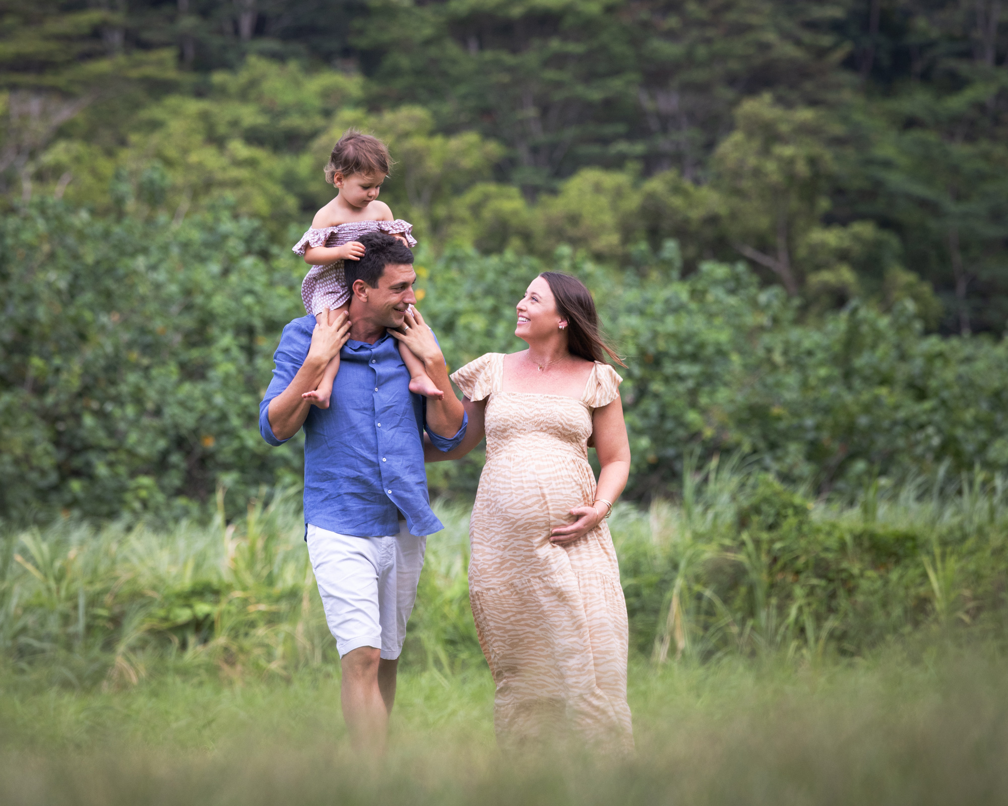 Family portrait photographer in Hawaii.