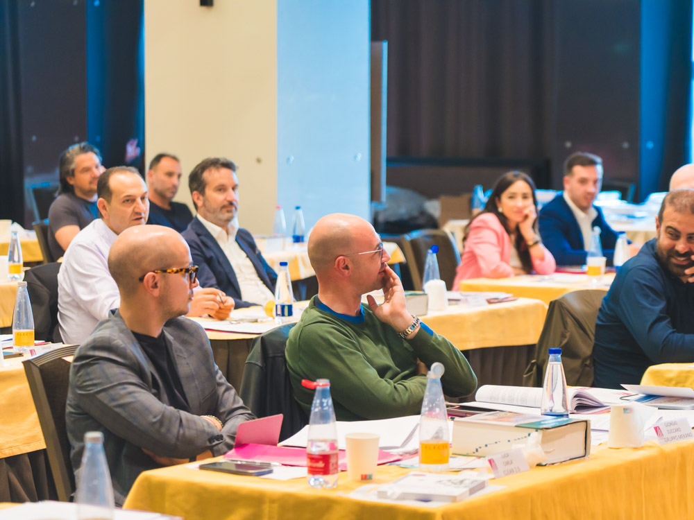 Gruppo di imprenditori al lavoro durante una sessione Mind Business School