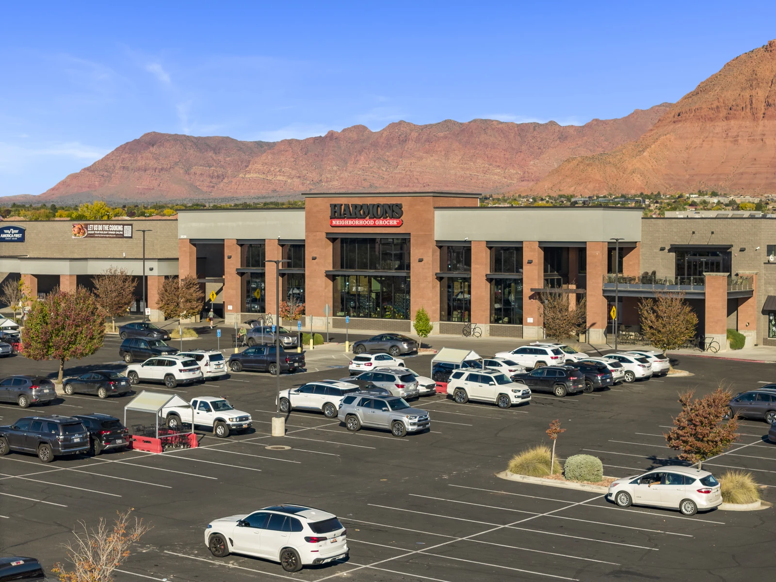 Harmons Santa Clara grocery store on Pioneer Parkway with the red-rock landscape behind it