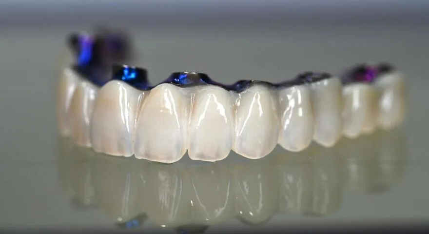 Arcada superior All-on-X de zirconia terminada, vista de frente