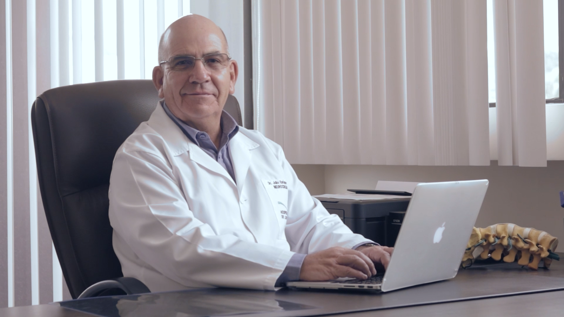 Ante un diagnóstico de tumor cerebral en el Ecuador, una segunda opinión médica es vital. Conozca los criterios de alta complejidad del Dr. Julio Enríquez en Quito.