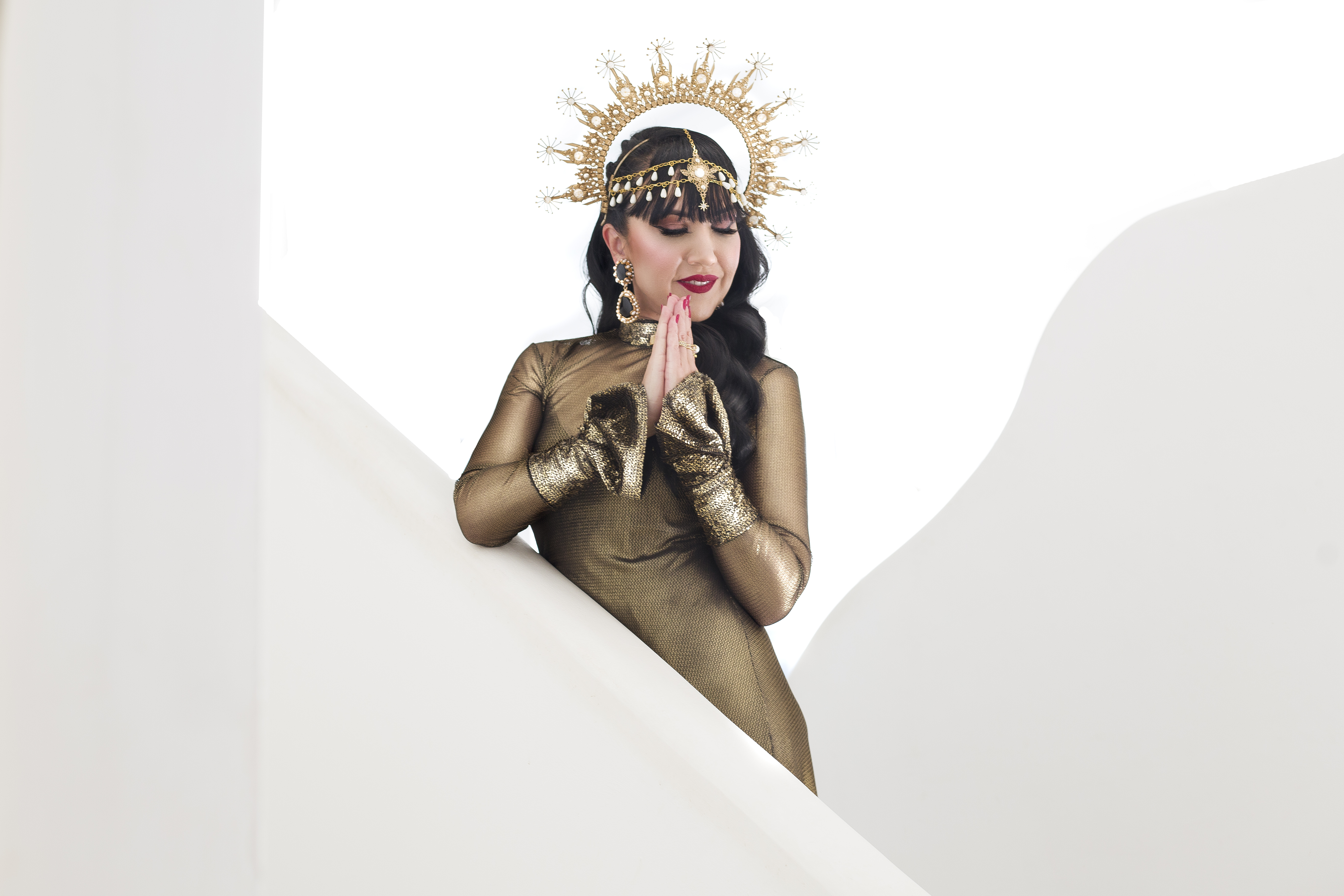 Ingrid Arna wearing an ornate gold crown and bronze gown