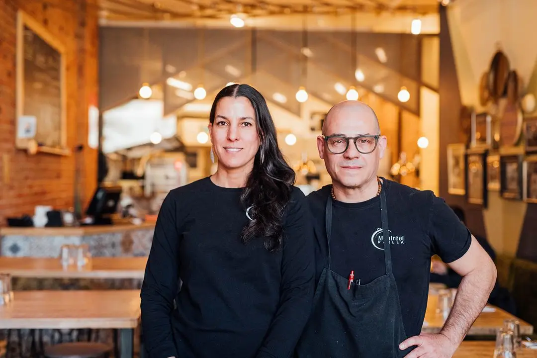 Le Chef Mariano préparant une Paella espagnole authentique