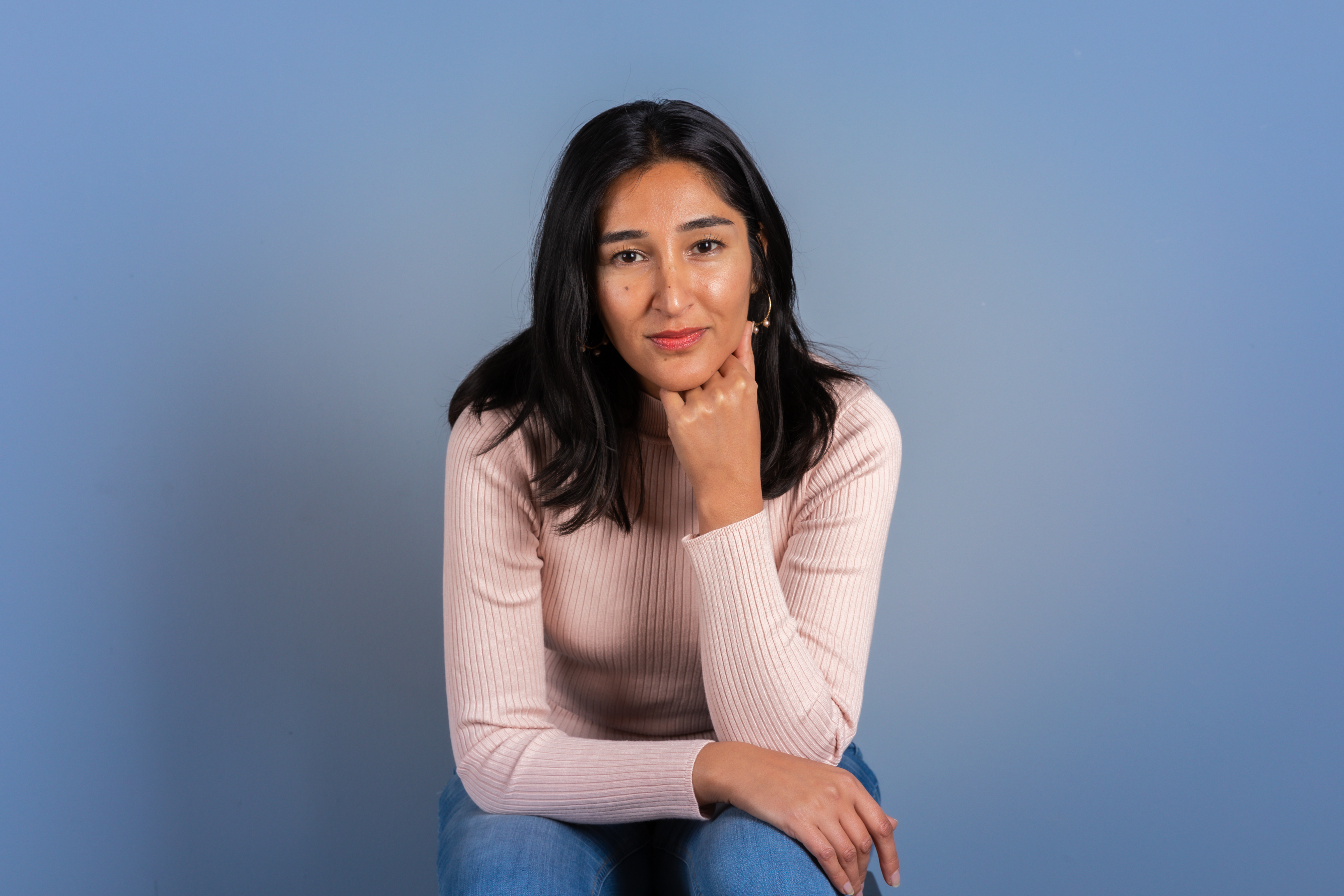 Portret van Nina Perveen, marketingstrateeg en inzichtcoach
