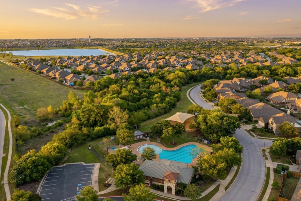 Paloma Lake Round Rock neighborhood with newer homes, lake views, and master-planned community design