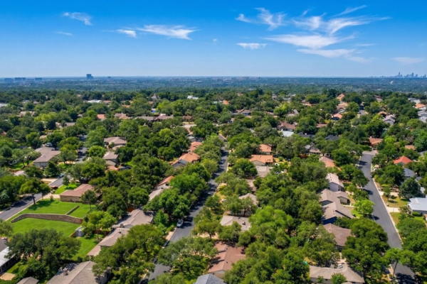 Barrington Oaks Austin neighborhood with suburban homes, sidewalks, and location near Westwood High School