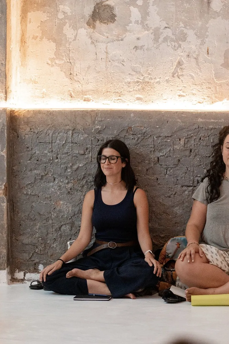 Participante meditando con los ojos cerrados en un taller