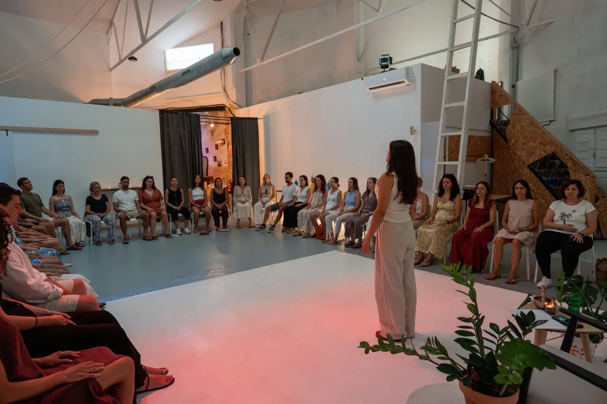 Elena guiando una meditación en grupo