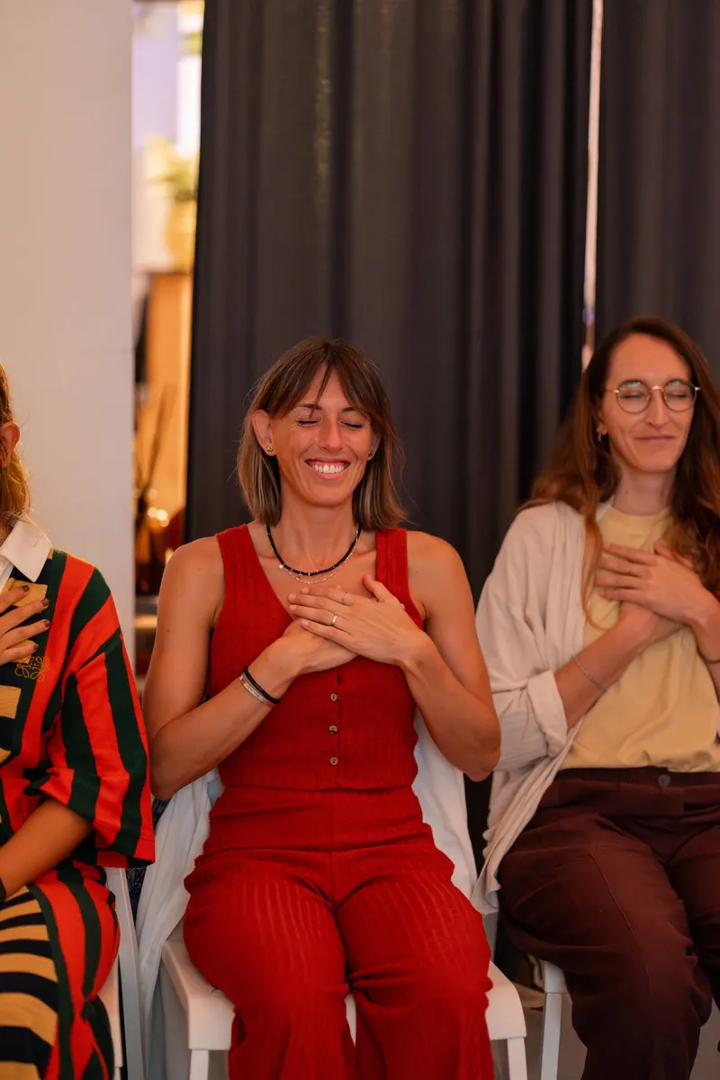 Participante sonriendo con las manos en el pecho