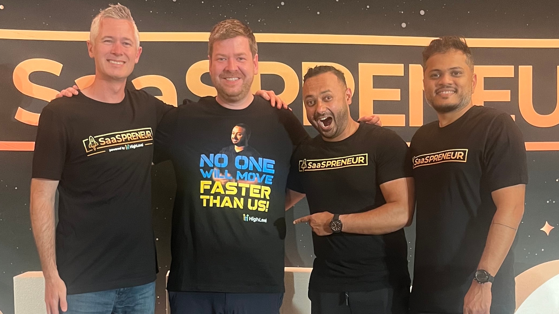 Martin Dellwing mit den Co-Foundern von HighLevel auf der Bühne
