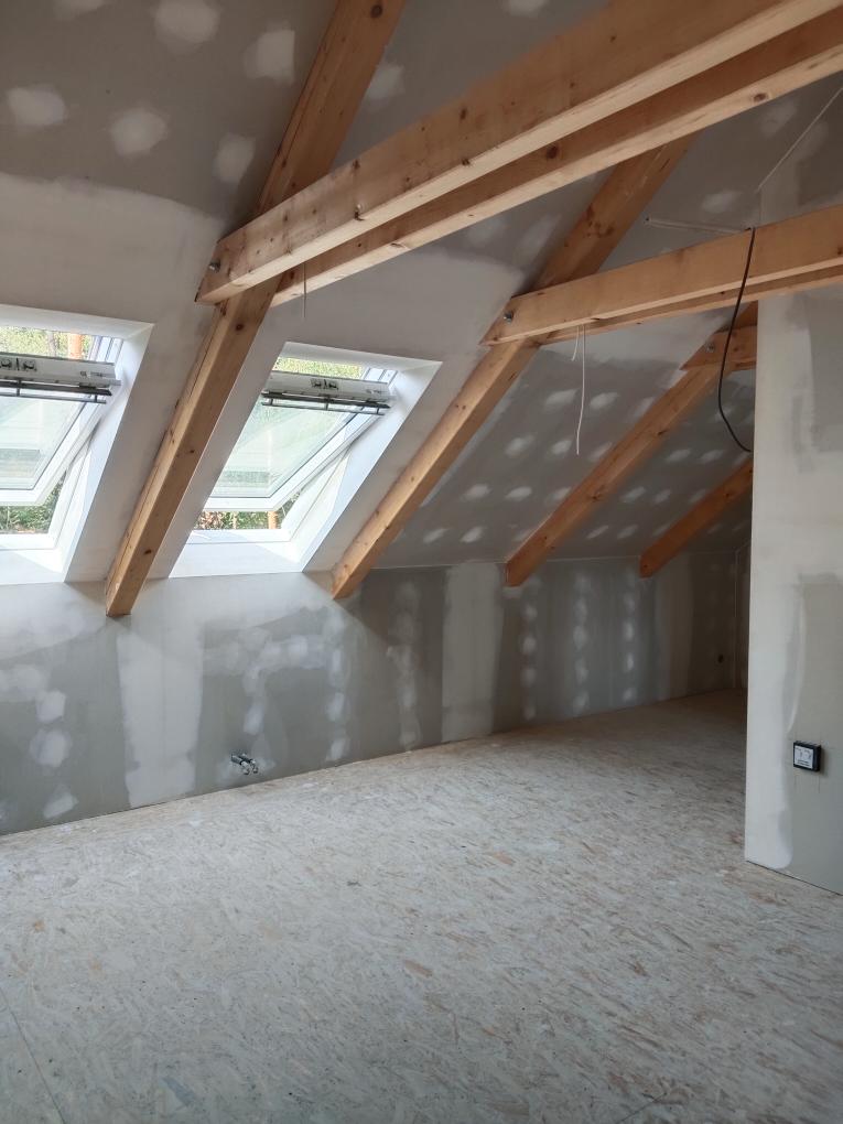 Podkrovní příčka s dveřním pouzdrem