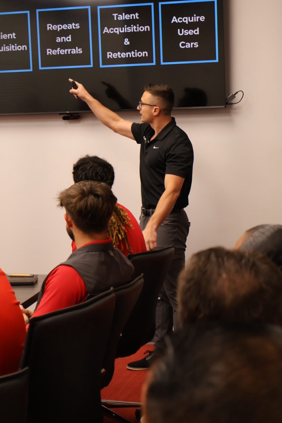 Russell Richardson training a room of car sales reps