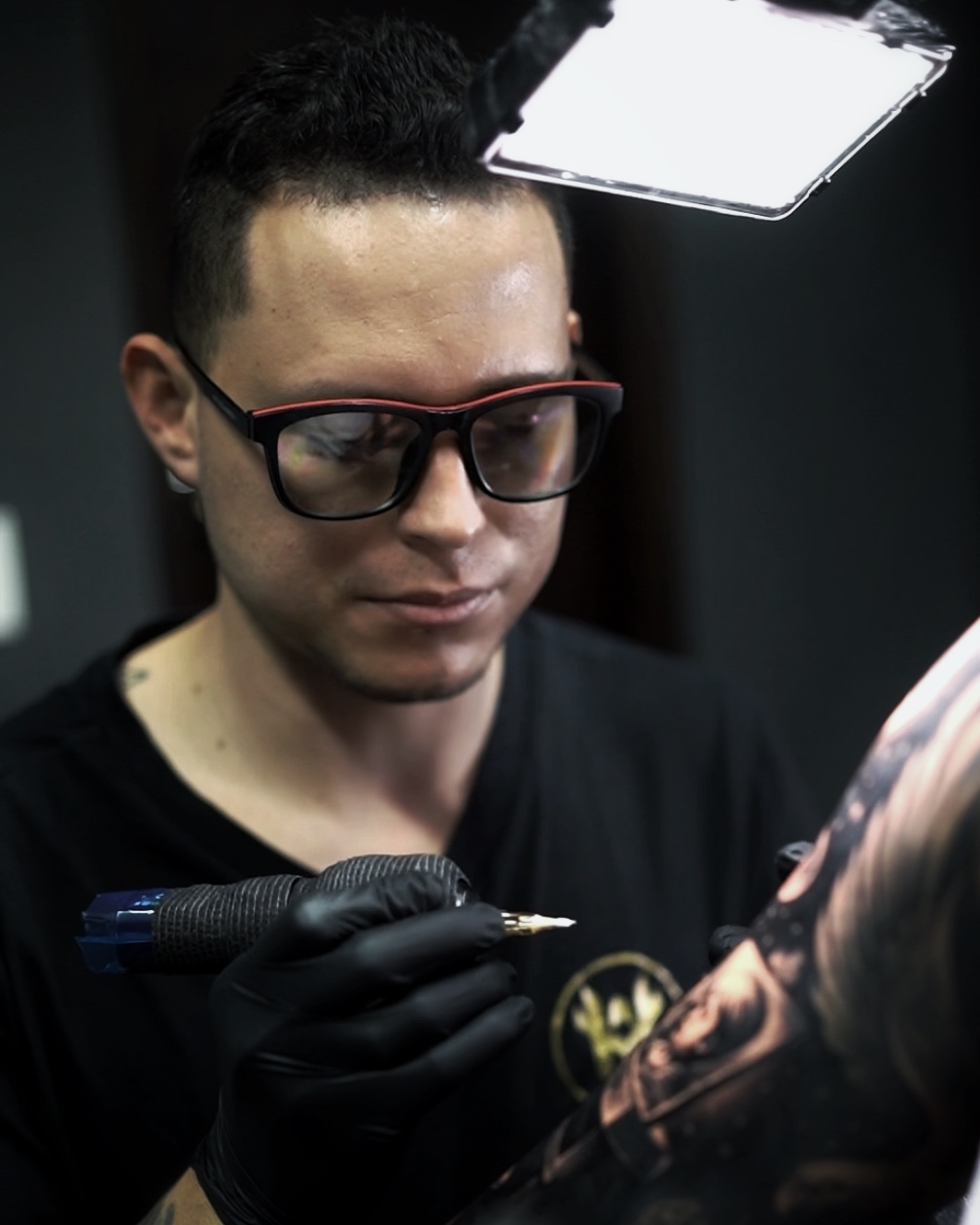 Hernán Yepes tatuando en su estudio