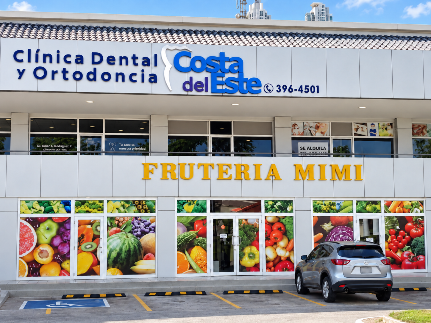 Consultorio dental moderno con silla odontológica