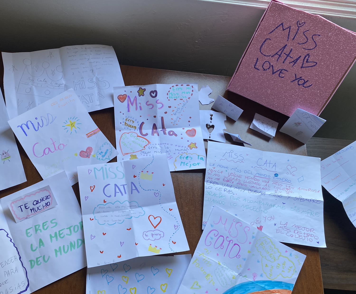 Dibujos de corazones y un arcoíris en cartas hechas a mano por niños del colegio