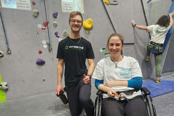 Joanie et Charles-Antoine en activité de para-escalade