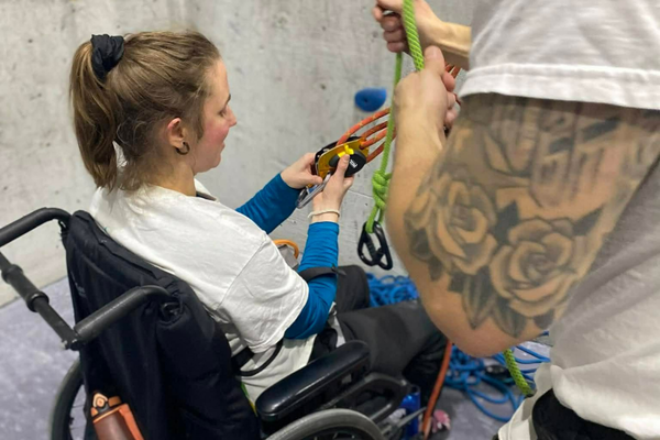 Joanie se préparer pour la montée en para-escalade
