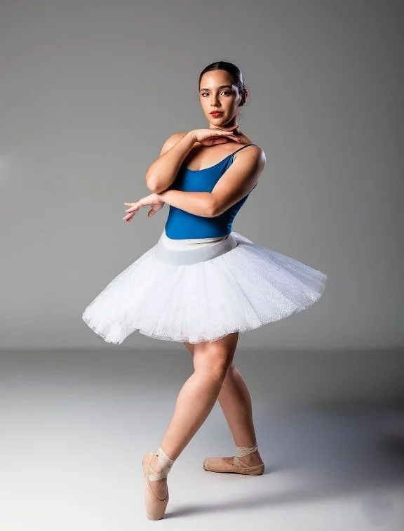 Oscarín Arcila en pose de ballet clásico