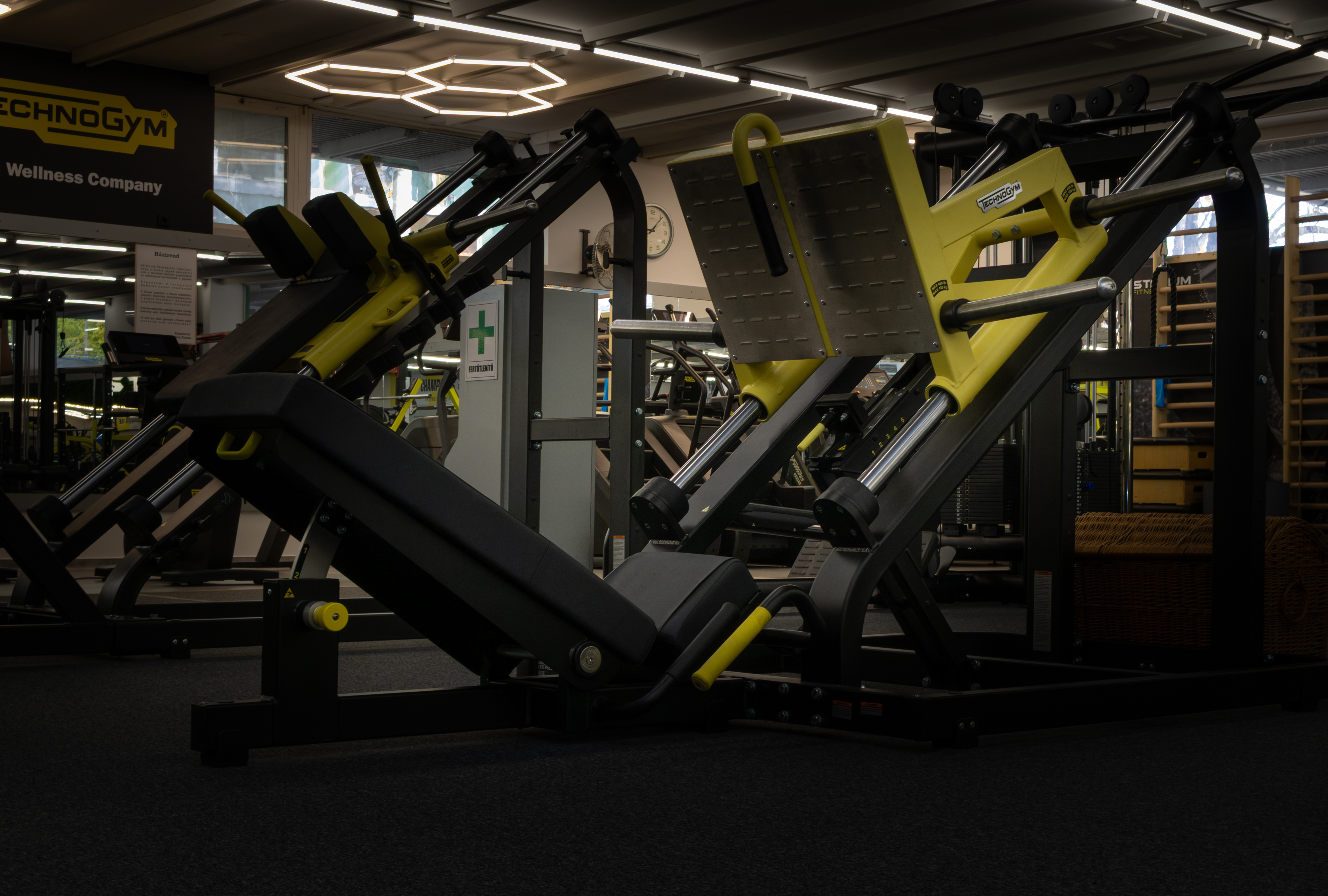 Modern edzésfelszerelés a LevelOne Fitness kiskunhalasi konditermében