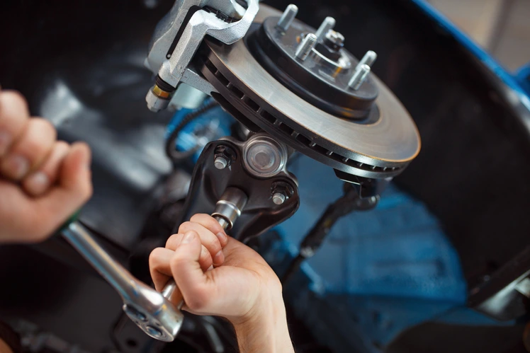Mechaniker prüft Bremsscheiben bei ATW Auto Technik Wandsbeck in Hamburg