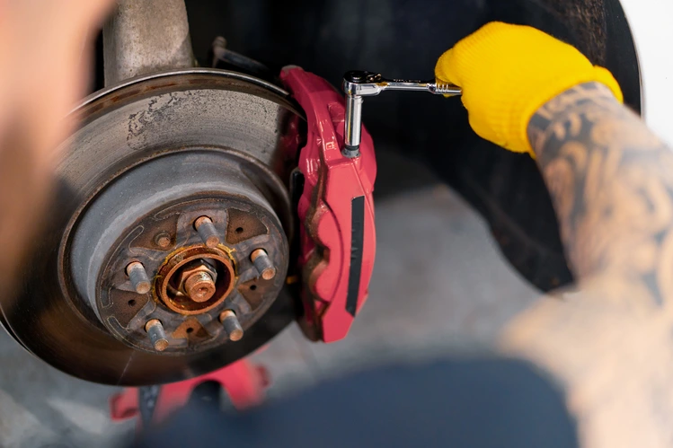 Bremsbeläge werden in der KFZ Werkstatt ATW Auto Technik Wandsbeck in Hamburg gewechselt