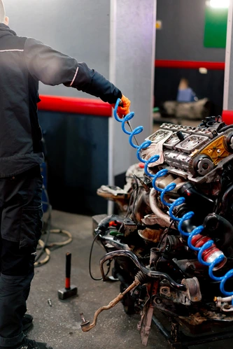 Getriebe wird in der Werkstatt ATW Auto Technik Wandsbeck in Hamburg überprüft