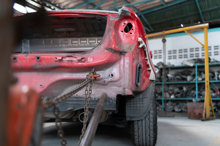 Karosserie wird nach Unfall in der Werkstatt ATW Auto Technik Wandsbeck in Hamburg instand gesetzt