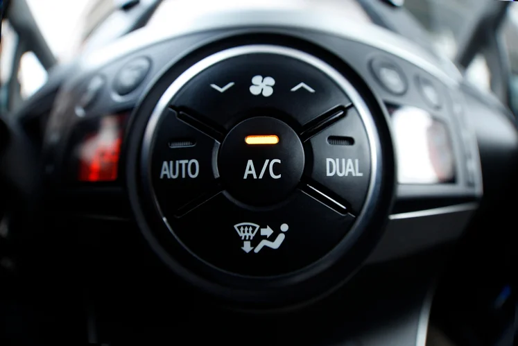 Klimaanlage im Auto wird bei ATW Auto Technik Wandsbeck in Hamburg befüllt