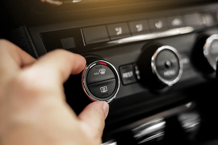 Mechaniker prüft Klimaanlage bei ATW Auto Technik Wandsbeck in Hamburg