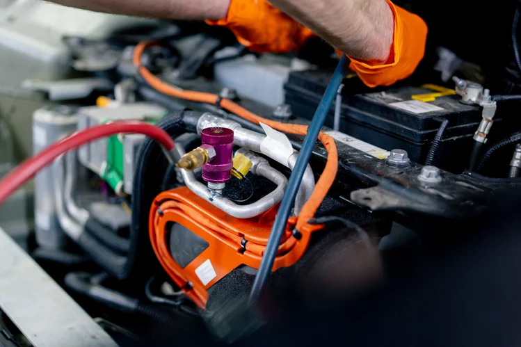 Mechaniker führt Diagnose mit Testgerät bei ATW Auto Technik Wandsbeck in Hamburg durch