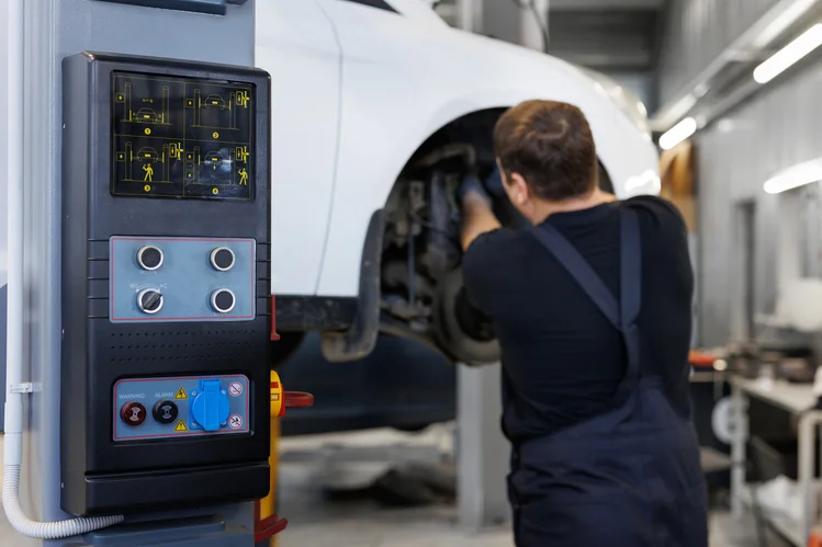 Mechaniker bereitet Fahrzeug für die Hauptuntersuchung bei ATW Auto Technik Wandsbeck in Hamburg vor