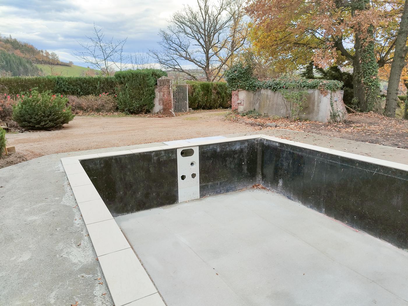 Desjoyaux pool structure formed on site