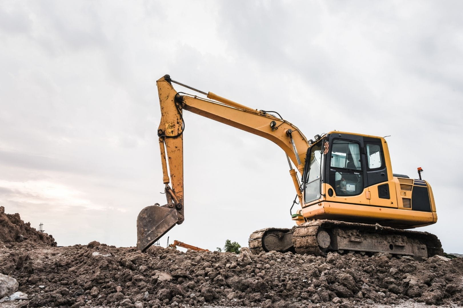 Pelleteuse en action sur un chantier pour des travaux de terrassement, décaissement et nivellement de terrain dans le 28.