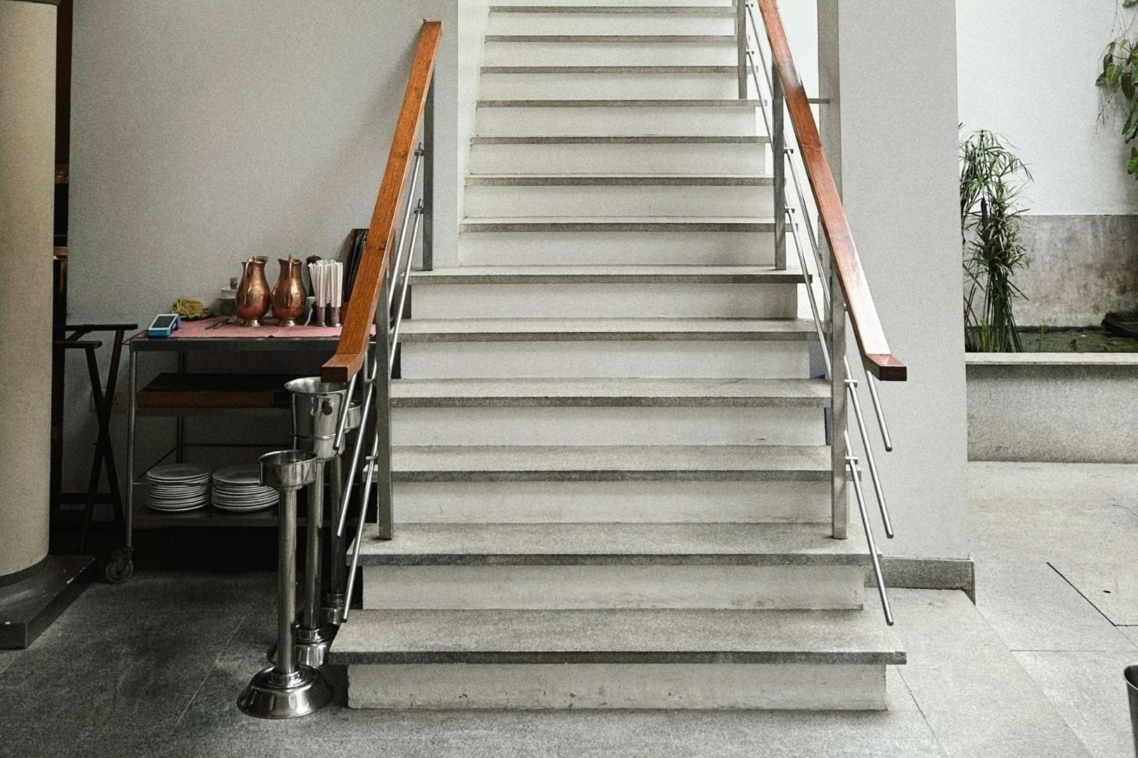 Escalier en béton maçonné sur mesure avec finition soignée, réalisé pour une habitation par l'entreprise Armen Batipro.