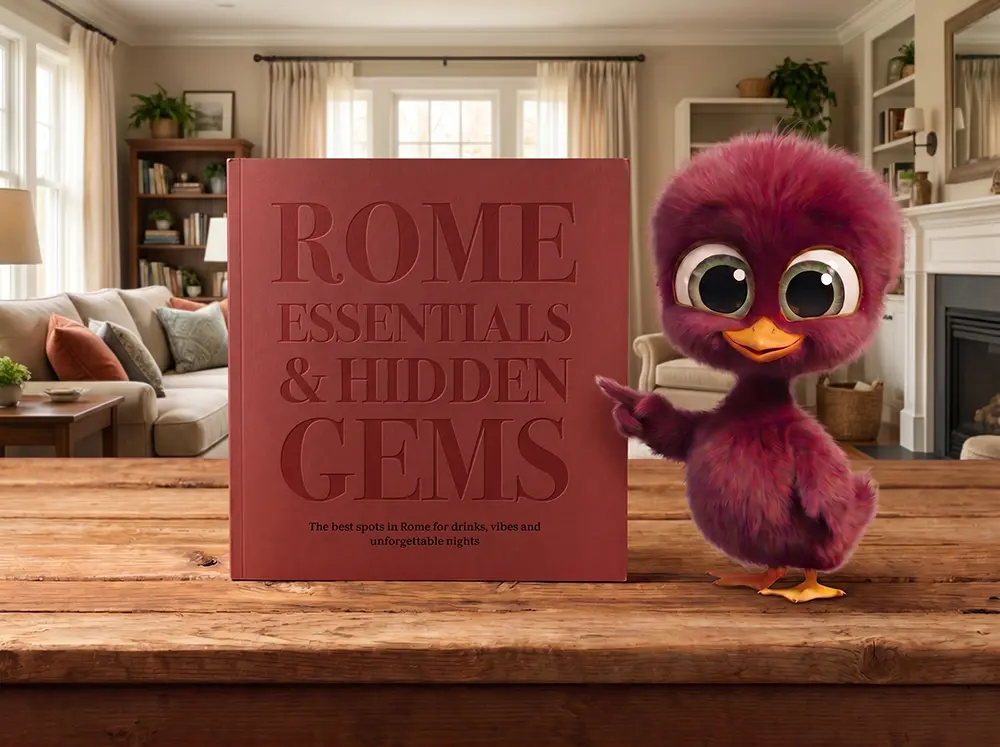 La mascotte di Pro Pro Manager in un salotto accanto a una brochure di benvenuto con il titolo Rome Essentials & Hidden Gems