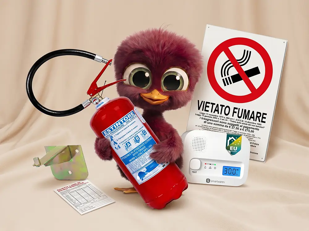 La mascotte di Pro Pro Manager con un estintore, un cartello di divieto di fumo e un rilevatore di fumo
