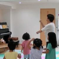 加須市のリトミック教室で先生と一緒に楽しく踊る子どもたち