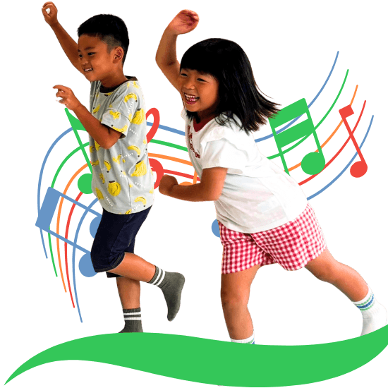 加須市のリトミック教室で音楽に合わせて楽しく踊る子どもたち