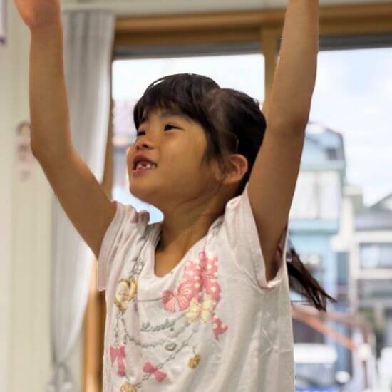 加須市の英語教室で元気いっぱいに楽しむ小学生の女の子