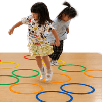 加須市の幼児リトミック教室でフープを使って体を動かす子どもたち