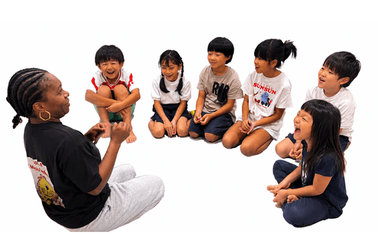 ネリー先生と笑顔で英語を学ぶ小学生の子どもたち