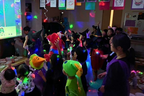 Roko-P Englishのハロウィンイベントで動画を楽しむ子どもたち