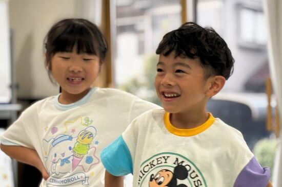 加須市の英語教室で笑顔を見せる2人の子どもたち